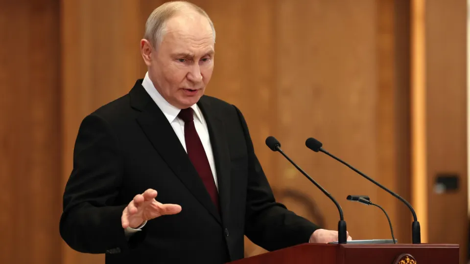 Российский президент заявил, что Москва нанесет ответные удары, если с территорий европейских государств будут запускать беспилотники по российским целям. Он охарактеризовал налеты дронов как попытку дестабилизировать общество и отметил отсутствие предпосылок для переговоров с Украиной.