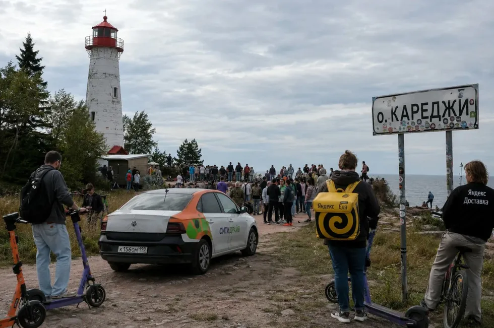 В преддверии памятных дат в навигационных приложениях Петербурга массово начали отображать локацию на необитаемом острове Кареджи в Ладожском озере. Жители отнеслись к сбою с юмором и массово оставляют вымышленные отзывы и изображения.