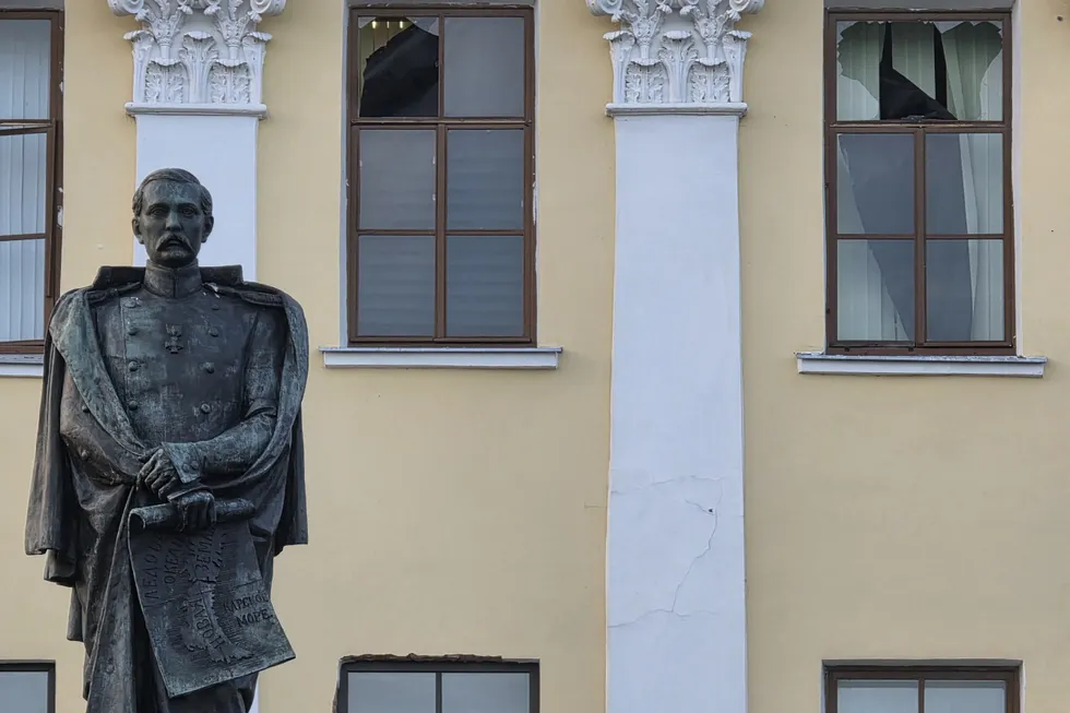 Ночная и утренняя волна ударов беспилотников затронула Санкт‑Петербург, Ленинградскую область и ряд других регионов: есть пострадавшие, пожары и эвакуации.