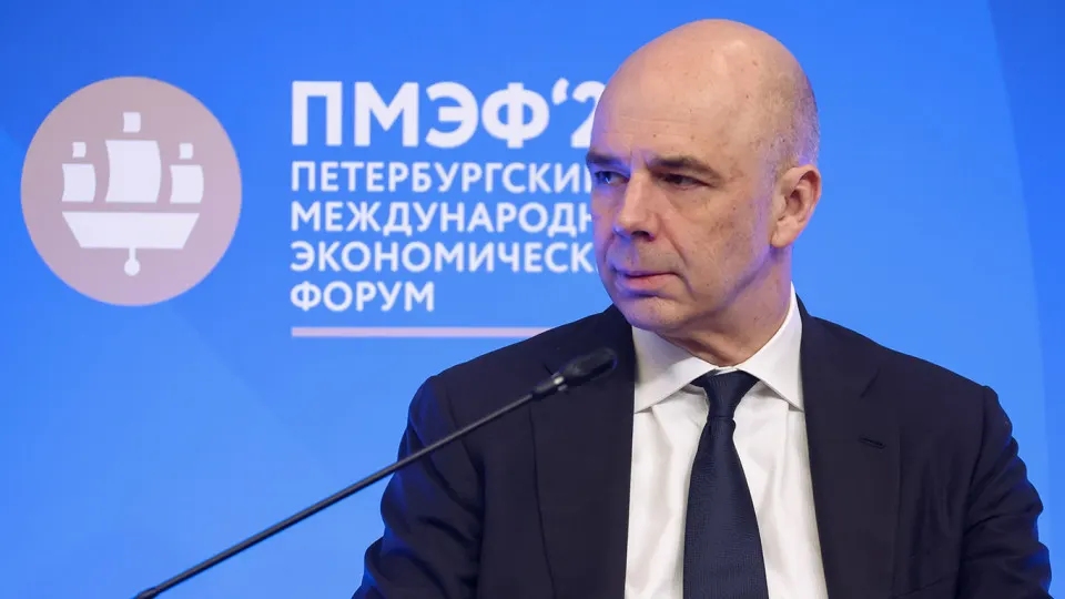 По оценке Счётной палаты, в 2026 году доходы федерального бюджета могут составить около 38,2 трлн рублей — на 2,1 трлн (5,2%) меньше, чем заложено в законе; основная просадка связана с нефтегазовыми поступлениями и укреплением рубля.
