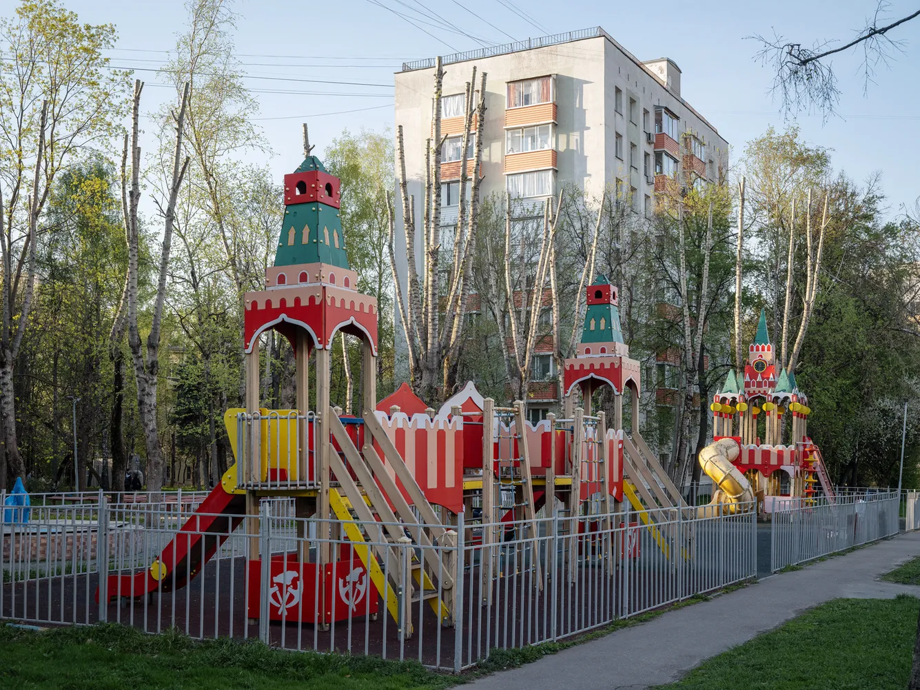 Фотопроект показал, что в Москве и Подмосковье всё чаще появляются игровые зоны с патриотическими и военными образами. Архитекторы и детский психолог объясняют, чем такие площадки отличаются от абстрактных игровых пространств и как это влияет на детские игры.