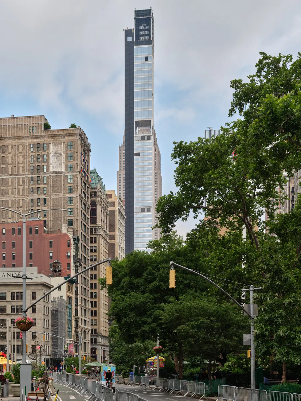 Новый 262 Fifth Avenue — проект, спроектированный московским бюро Meganom и построенный на Пятой авеню — вызвал в Нью‑Йорке резкую реакцию: дом лишил с уровня земли долгий любимый панорамный вид на Эмпайр‑стейт‑билдинг и стал предметом дебатов о зонировании, доступном жилье и роли элитной застройки в мегаполисе.