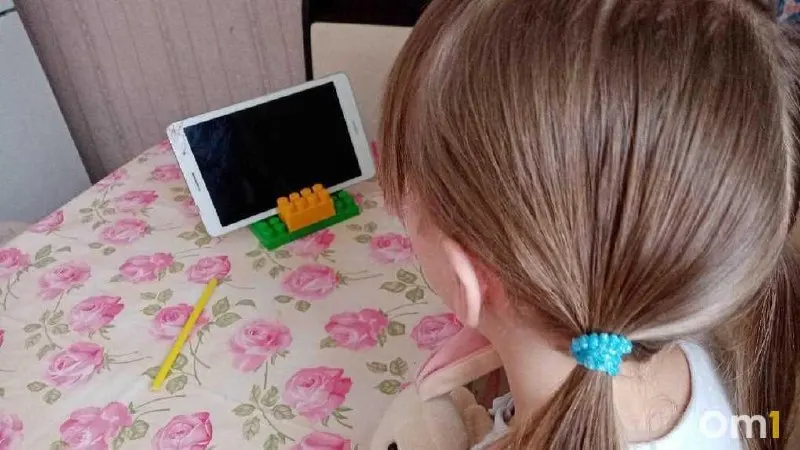 Минцифры и Roblox согласовали соблюдение российского законодательства и усиление защиты детей; платформа введёт два возрастных режима, после чего ведомство обратилось в правоохранительные органы с просьбой поддержать снятие ограничений.