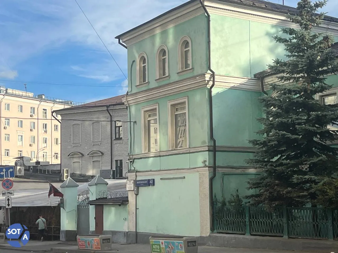 Анастасию Тельнову, Игоря Холева и Дмитрия Толоконникова держат в отделе свыше четырёх часов; по закону задержанных должны либо оформить протокол, либо отпустить по истечении трёх часов.
