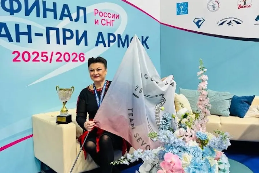 Фигуристка из Калининграда Оксана Теплова стала победительницей финала Гран‑при АРМК среди взрослых любителей, который прошёл в Москве.
