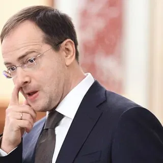 Помощник президента предложил закрепить для студентов, обучающихся на бюджете, обязательное распределение и трудовые контракты — по аналогии с практикой в медицине. Ранее депутаты и региональные советы уже вносили похожие инициативы о трёхлетней отработке.