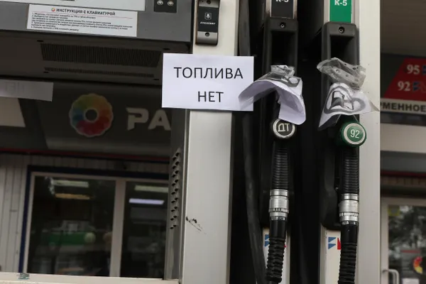 Данные Wordstat показывают, что за неделю пользователи задали более 137 тыс. запросов о завершении СВО — рекорд с февраля 2022 года; значительная доля запросов приходится на Москву и Петербург на фоне эскалации ударов и топливного кризиса.