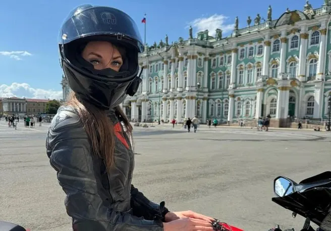Частное расследование указывает, что экшен‑камера могла оказаться в Москве и синхронизироваться с телефоном владельца. Это значит, что на ней могут храниться записи момента ДТП, которые важны для следствия.
