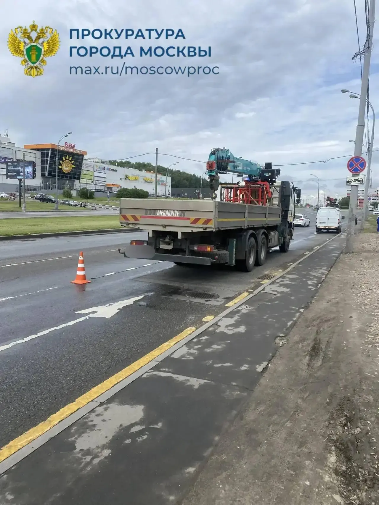 В Северном Бутово водитель грузовика при перестроении наехал на курьера — 35-летний мужчина скончался на месте.