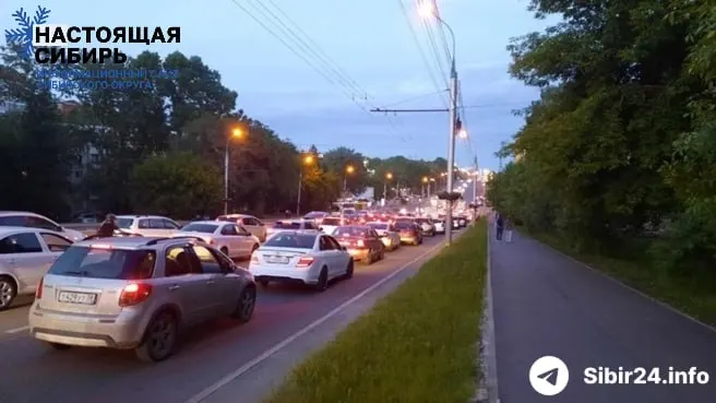 После введения лимитов на АЗС в ряде сибирских регионов в Иркутске образовались километровые очереди и ночные дежурства у бензоколонок; автобусы предупреждают о риске остановки, власти запросили экстренные поставки топлива.