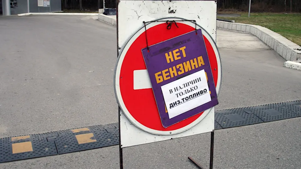 Ночью 3 июня и до первой половины дня топливо всех марок в Севастополе отпускалось только для оперативных служб; продажи ориентировочно должны были возобновиться с ~14:00. Дефицит топлива связан с ударами по нефтепереработке и логистике — проблемы наблюдаются по всей России.