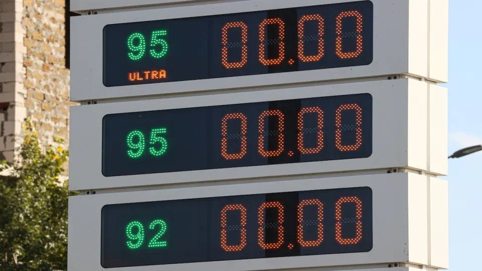 Ограничения на продажу топлива фиксируют в Санкт‑Петербурге и соседних областях: на отдельных АЗС ввели лимиты по бензину, особенно не хватает марки АИ‑95. Эксперты предупреждают о риске расширения дефицита по всей России к концу июля — началу августа.