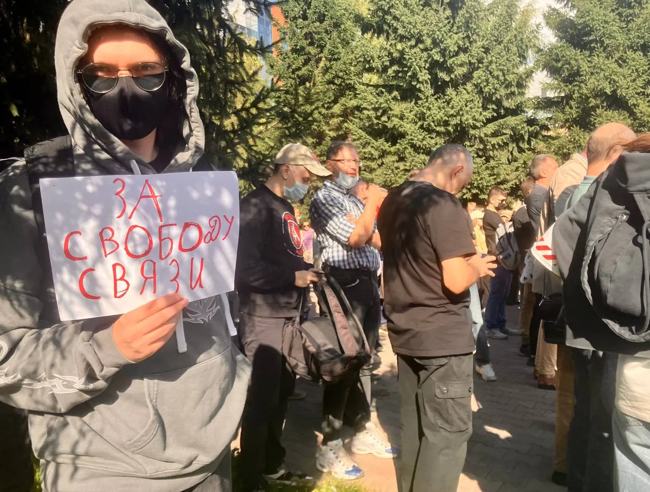 Партия объявила о старте движения в Москве и предложила ввести мораторий на интернет-блокировки. Весной 2026 года акции против ограничений в ряде регионов жестко пресекали.