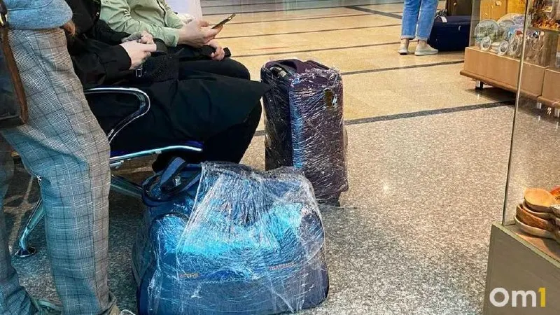 Утром 19 июня в омском аэропорту отменили рейс в Шереметьево и перенесли вылеты в ряд городов — часть рейсов ожидается с существенными задержками.