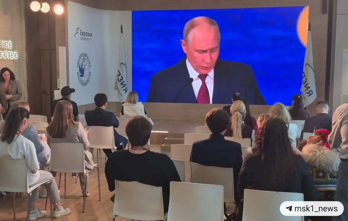 Президент обозначил смещение центров роста в пользу Глобального Юга, рост роли БРИКС и влияние хищений резервов на доллар и евро.