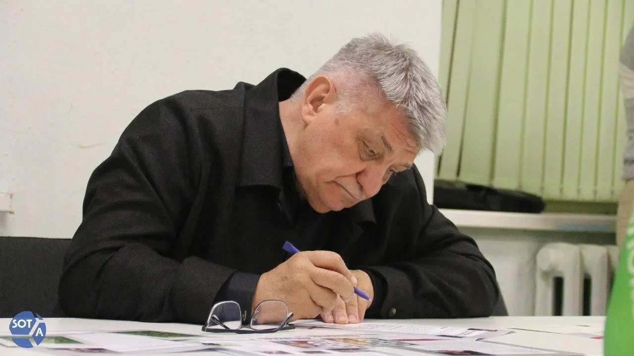Президент направил телеграмму, в которой отметил вклад Сокурова в кинематограф и воспитание молодых дарований. При этом в последние годы режиссёр фактически остаётся под негласным запретом: новые фильмы не получают прокатных удостоверений, а в январе 2026 года он был исключён из Совета по развитию кинематографии.