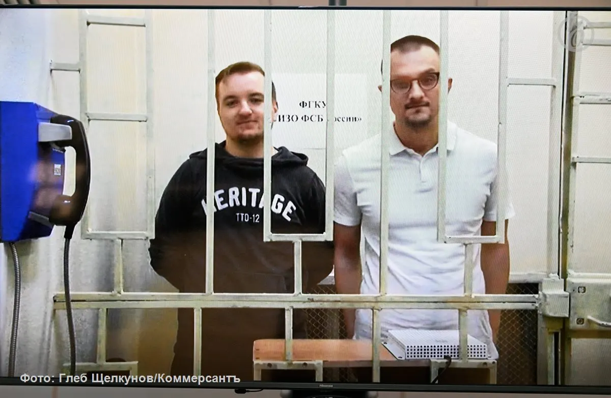 Защитники указали на хронологические и технические противоречия: упаковка сока с QR‑кодом и даты изготовления взрывного устройства не совпадают с версией следствия; также заявлены факты пыток при получении признаний.