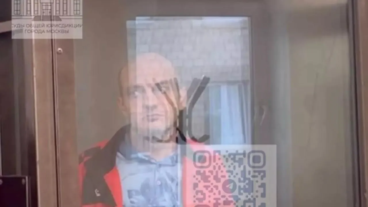 Савёловский районный суд Москвы признал экс-майора полиции виновным в получении взяток за передачу служебной информации; его приговорили к пяти годам колонии, оштрафовали и лишили звания и права занимать должности в МВД.