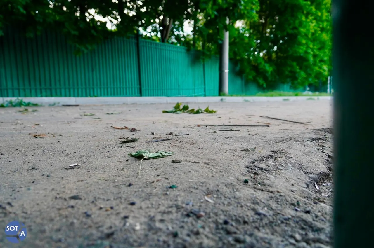 Около километра прибрежной территории вдоль храма в Троице-Лыкове огородили строительным забором. Местные жители и экологические контролёры утверждают, что доступ к набережной перекрыт и нарушены нормы охраны природы и водного законодательства.