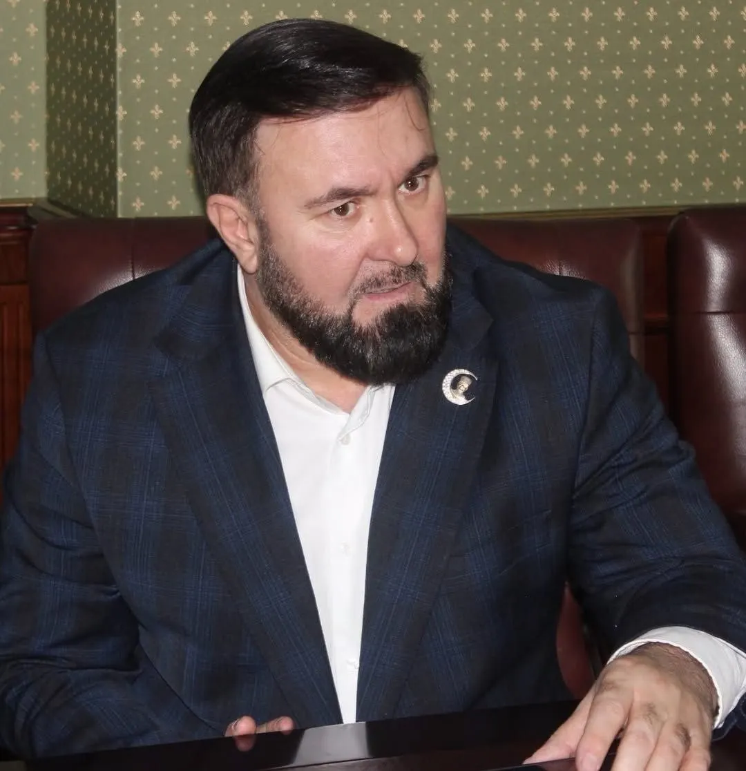 В распоряжении от 26 июня указано, что Мансур Солтаев получил грамоту за «укрепление законности» и защиту прав граждан. Ранее он занимал должности в администрации Грозного и обвинял правозащитников в связи с исчезновением девушки Седы Сулеймановой.