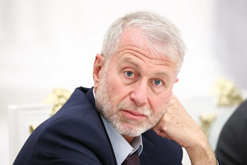 По сведениям источников, российский бизнесмен встречался с Владимиром Зеленским в мае и выступал посредником между Киевом и Москвой; официальные комментарии отсутствуют.