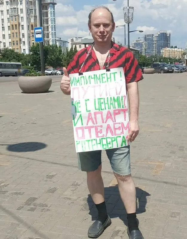 Александр Айрапетов снова вышел с одиночным пикетом у администрации Липецка с плакатом о импичменте, вопросами о ценах и апарт‑отеле Ротенберга; его задерживали, но протоколы не составляли.
