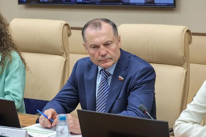 Сенаторы предлагают законодательно закрепить формат, при котором учащиеся вузов и колледжей будут проходить до 50% учебного времени на базовых предприятиях; инициатива мотивируется дефицитом кадров и низкой готовностью выпускников к работе.