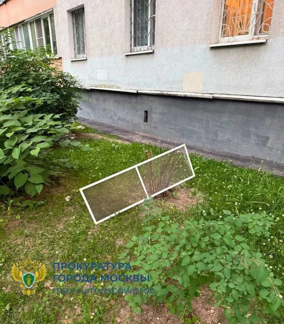 Ребёнок выпал из окна седьмого этажа в северо‑восточной части города. Прокуратура начала проверку, москитная сетка не удержала ребёнка.