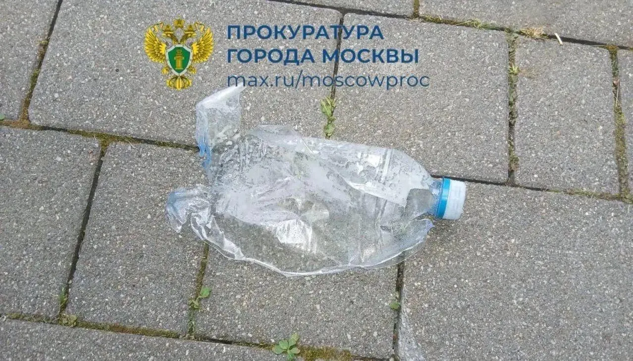 Подростки оставили в бутылке с водой самодельную шипучую смесь. Когда другой ребёнок открыл её на детской площадке, содержимое взорвалось и попало в глаза семилетнему мальчику. Скорая промыла глаза и отпустила ребёнка домой.