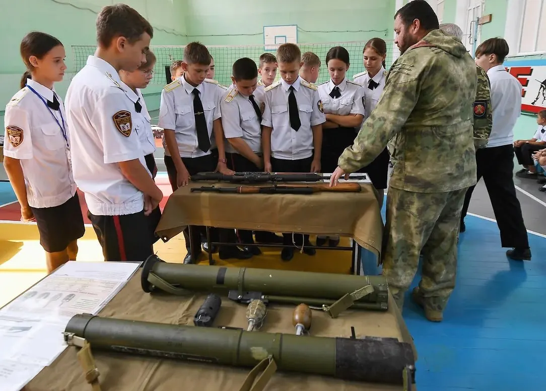 Военно‑историческое общество предлагает привлекать учащихся к сбору рассказов бойцов и волонтёров; материалы планируют включить в школьные музеи и цифровой архив в рамках патриотического воспитания.