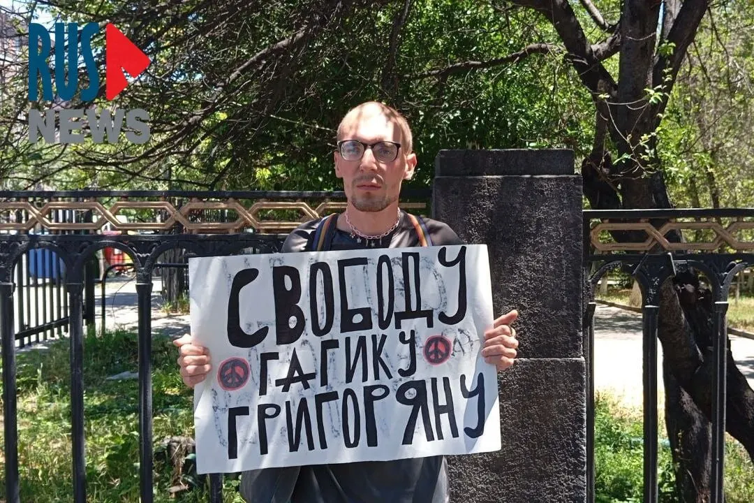 Активист Александр Шерченков пикетировал у российского посольства в Ереване в поддержку осуждённого Гагика Григоряна. Григорян был задержан осенью 2023 года, позже обнаружен в СИЗО «Лефортово»; суд приговорил его к семи годам заключения.