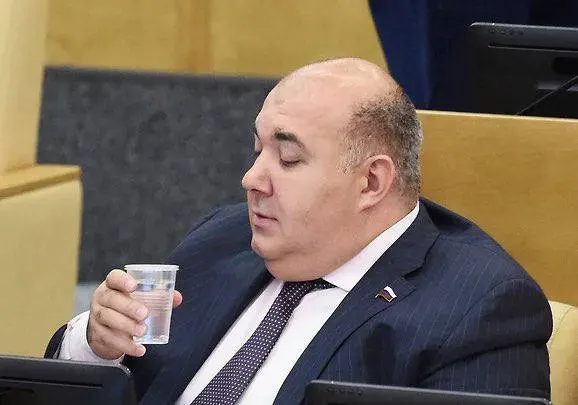 Суд удовлетворил ходатайство следствия: бывшему депутату предъявлено обвинение по ч.1 ст.131 УК РФ. Он отрицает вину, утверждает о конфликте с бывшей помощницей и находится за границей.