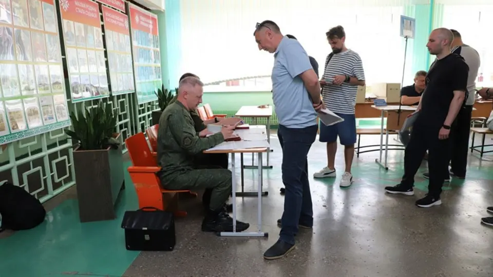 В Гродненской области с 17 по 26 июня проводятся учения по отработке мобилизационных мероприятий; резервистов Ошмянского района вызывают на контрольные сверки. По данным собеседников, Москве усилила давление на Минск с требованием участия в эскалации конфликта с Украиной.