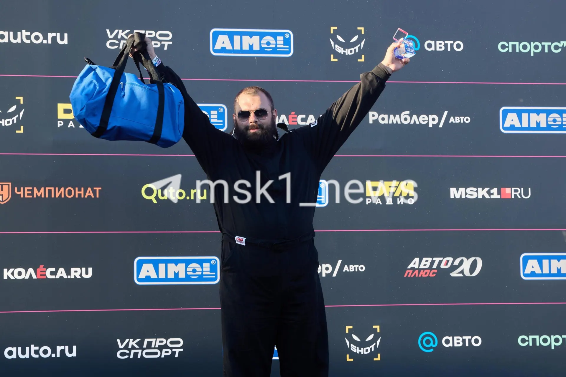На подмосковном автодроме Moscow Raceway прошёл фестиваль дрифта RDS: в заездах выступали и опытные пилоты, и новички. В спецноминации «Самый красочный заезд» победил Виталий Сорокин. Публикуем фото с трассы.