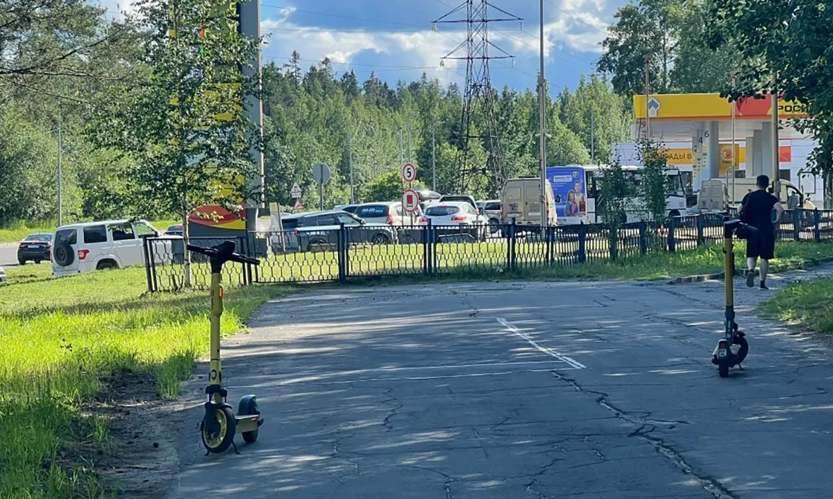 Во многих регионах страны сохраняются ограничения на отпуск топлива, очереди на АЗС и частичное отсутствие поставок — от Белгородской области до Иркутска и Карелии.