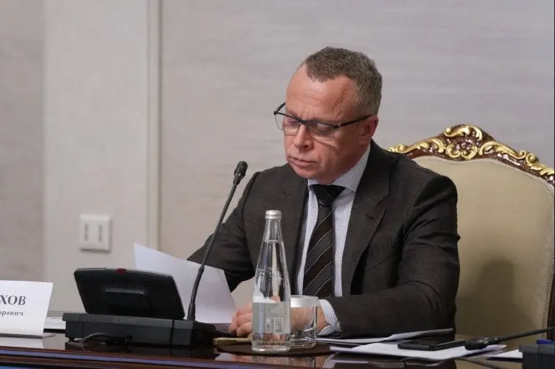 Юрия Петухова задержали в Москве: при обыске в гостиничном номере нашли свёртки с наркотиками, он признал вину и сотрудничает со следствием; позже губернатор объявил о его увольнении без объяснений.