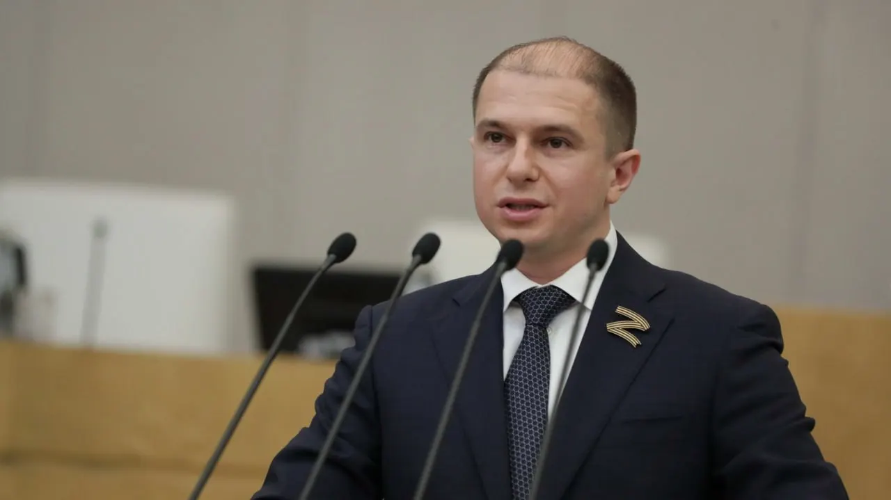 В думском округе №211 (восток Петербурга) первым стал Михаил Рахлин, сын тренера по дзюдо. Действующий депутат Михаил Романов занял третье место, его опередили также председатель ассоциации ветеранов СВО Павел Журавлев. В ряде округов сообщают о давлении на бюджетников при голосовании.