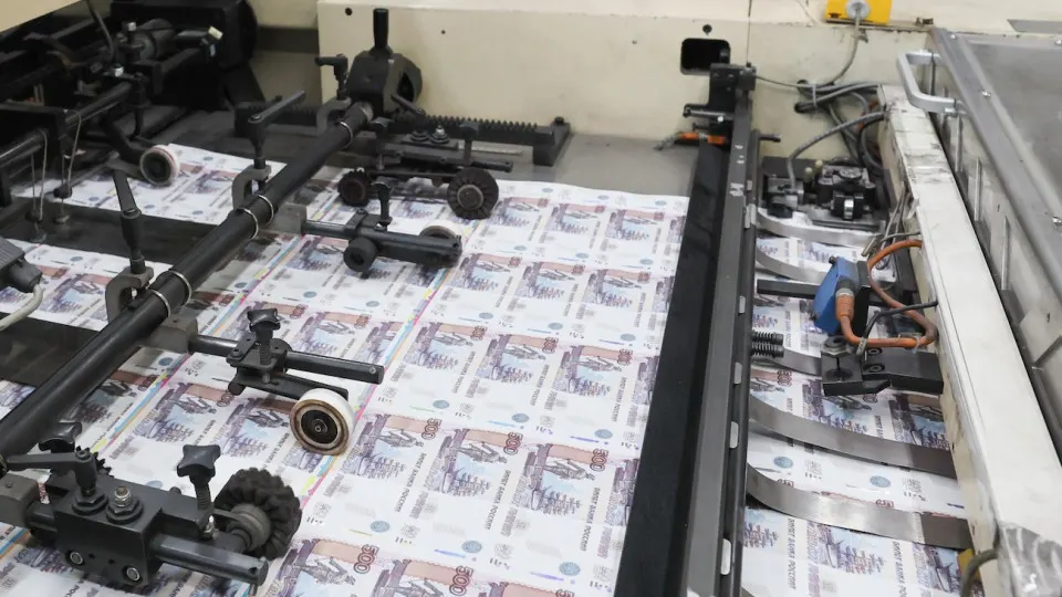 Регулятор с начала года ввел в банковскую систему около 4,75 трлн руб. через репо под ОФЗ. Эксперты предупреждают, что это превращается в монетарное финансирование бюджета с проинфляционными последствиями.