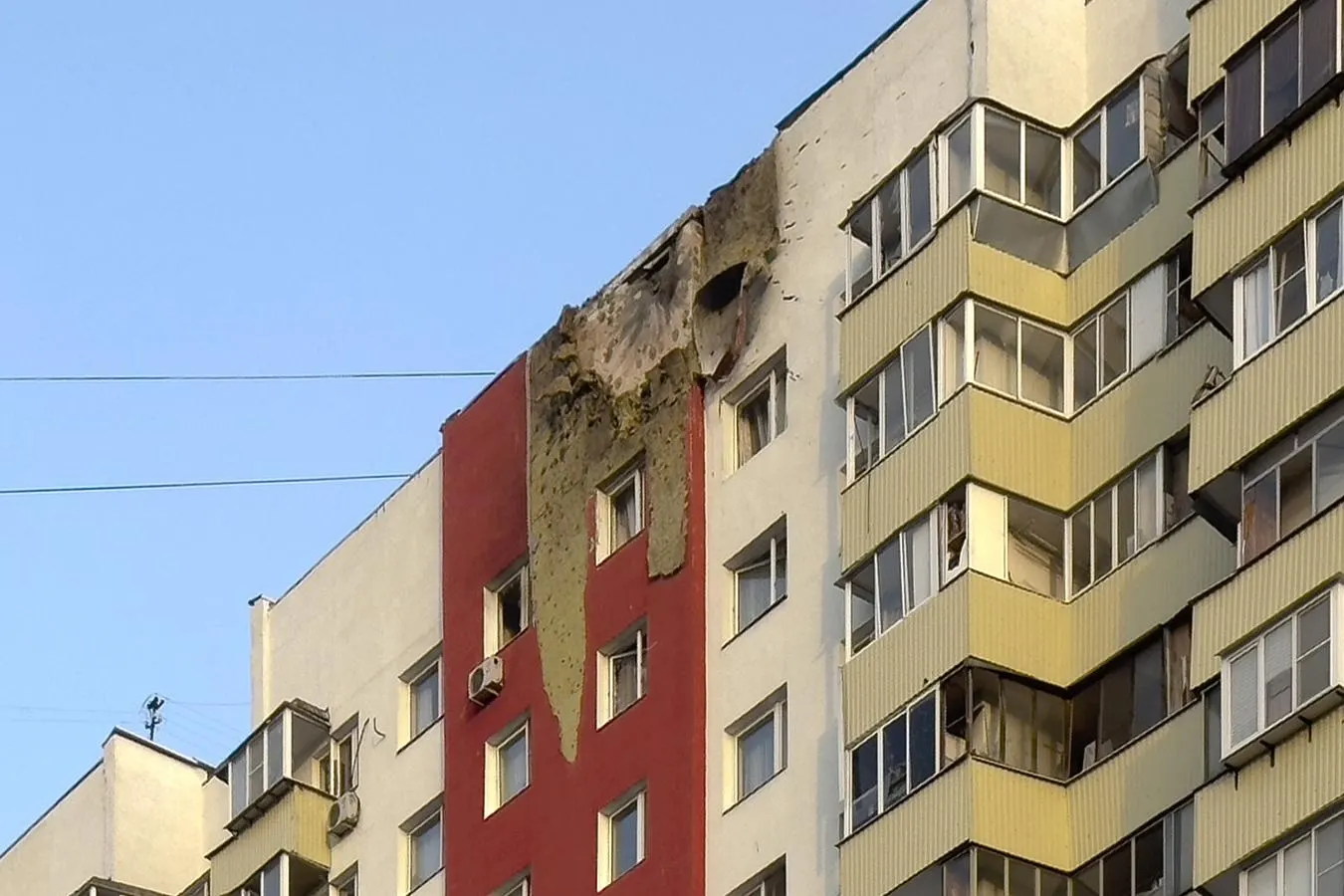 Крупные страховые компании начали включать в полисы для частных лиц покрытие последствий военных действий: падение обломков дронов, повреждения от ударной волны и действия ПВО. Стоимость полиса при этом растёт примерно на 10–12%.