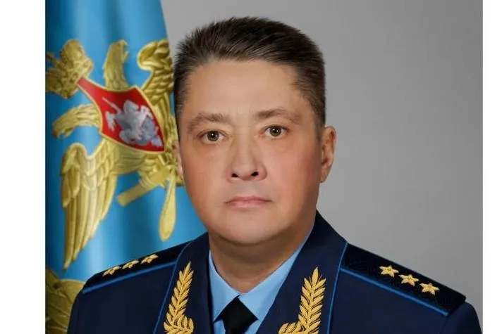 Минобороны официально объявило о назначении генерал‑полковника Александра Чайко на пост главнокомандующего ВКС. Ротация произошла в мае; новый командующий ранее принимал участие в операциях в Украине и Сирии и находится под санкциями ЕС.