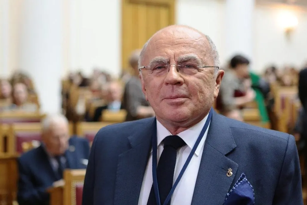 После восстановления в конце мая Александр Запесоцкий пробыл ректором Санкт-Петербургского гуманитарного университета профсоюзов лишь несколько дней: он попросил перевести его в Федерацию независимых профсоюзов, на его место назначена Лариса Пасешникова. Ранее имущество вуза было национализировано по иску Генпрокуратуры.