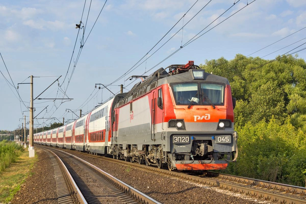 Перевозчик приостановил продажу билетов на отдельные дальние поезда, отправляющиеся с юга России после 8 сентября, из‑за предстоящих ремонтных работ. Одновременно происходят изменения в сообщении с Крымом на фоне ударов по транспортной инфраструктуре.