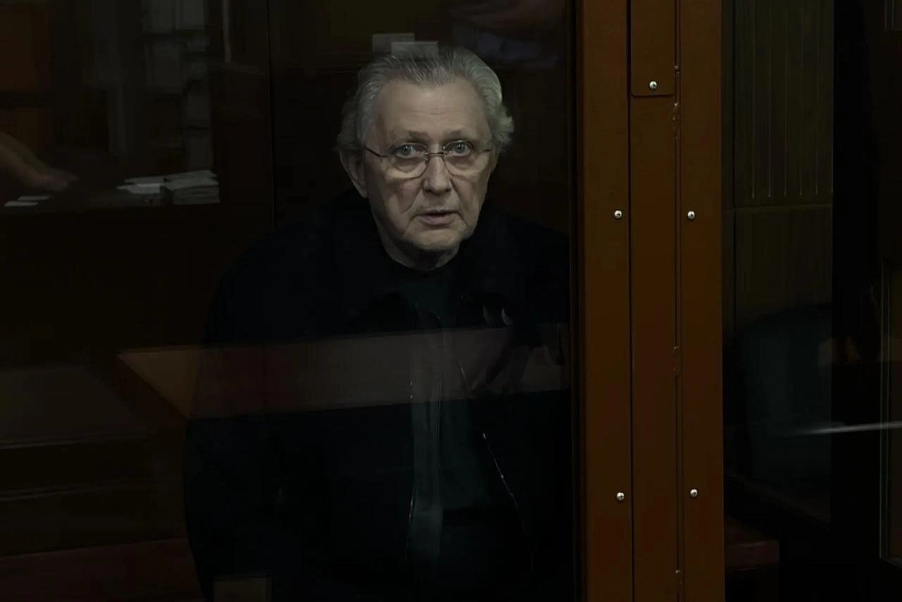 Объединённая пресс‑служба судов Москвы восстановила запись о задержании Ильи Трабера и ещё одного подозреваемого по делу об убийстве депутата из Выборга.