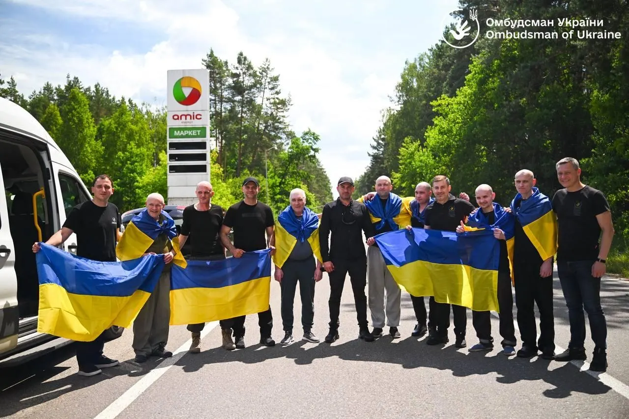 По формуле «7 на 7» стороны обменяли по семь гражданских. Украина сообщила о возвращении семерых людей, которых держали с 2022 года в оккупированных районах; в Россию вернулись пятеро жителей Курской области и ещё двое из других регионов.