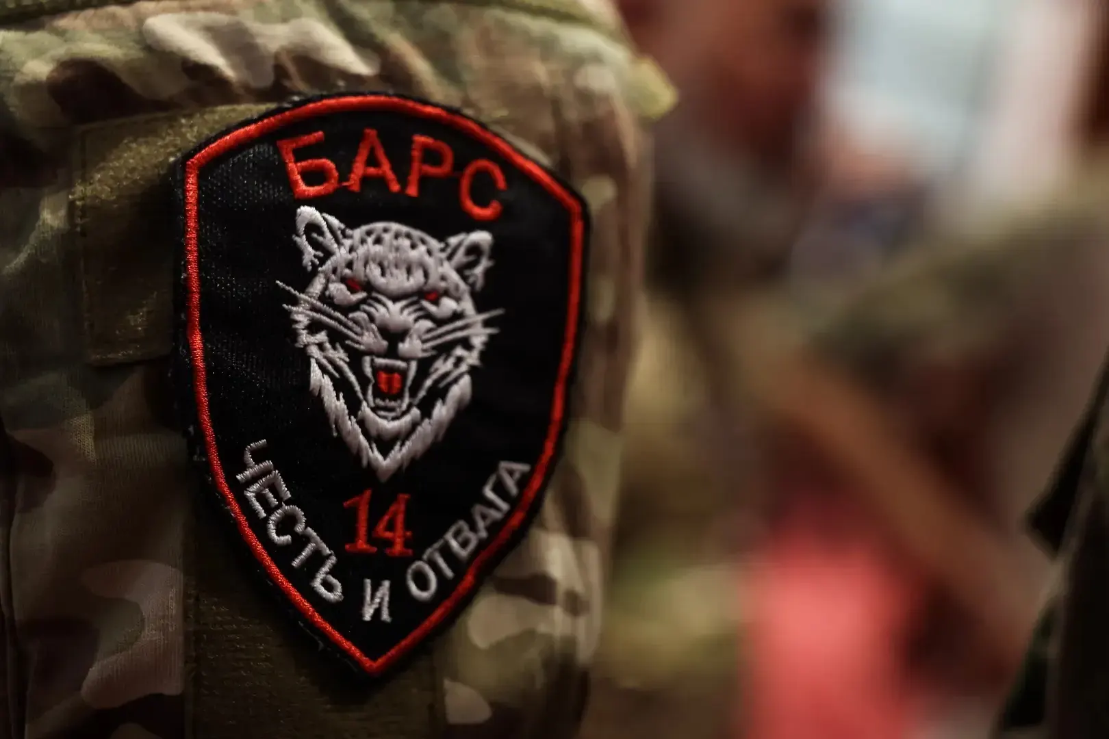 В РАНХиГС, ВШЭ и МАИ рассылали информацию о наборе в отряд «БАРС‑Москва»: контракт на год, обещают выплаты и соцгарантии. В объявлении указывают, что добровольцы не считаются военнослужащими и не направляются в зону СВО.