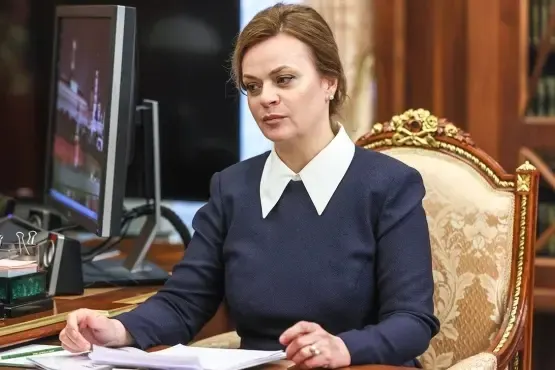Указом президента статс‑секретарь — заместитель министра обороны и председатель фонда «Защитники Отечества» Анна Цивилева назначена в президиум Совета по стратегическому развитию и национальным проектам. По данным расследования, она является двоюродной племянницей главы государства.