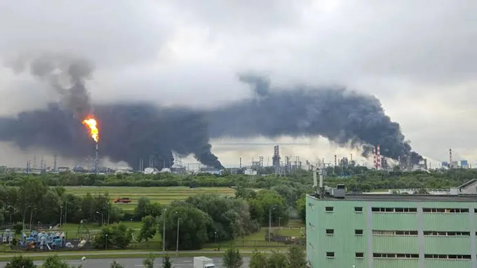 После крупнейшей с начала войны атаки беспилотников по Москве отдельные пропагандисты потребовали уголовного преследования и арестов людей, снимавших удары. В результате налёта пострадал нефтезавод в Капотне, обломки повреждали торговые центры; в Подмосковье ранены 17 человек, в том числе двое детей.