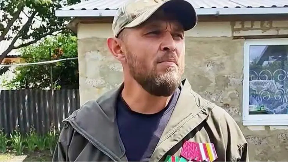 Россошанский районный суд арестовал участника военных действий по статье о пропаганде экстремистской символики после его видеообращения, в котором он рассказал о жестоком обращении на фронте и предупредил об угрозе мятежа.