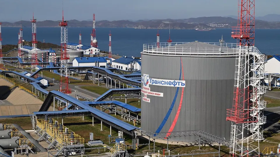 Сокращение переработки до 16‑летнего минимума в результате ударов по нефтеперерабатывающим заводам привело к рекордному росту вывоза сырой нефти за границу, тогда как на внутреннем рынке нарастает дефицит бензина в ряде регионов.