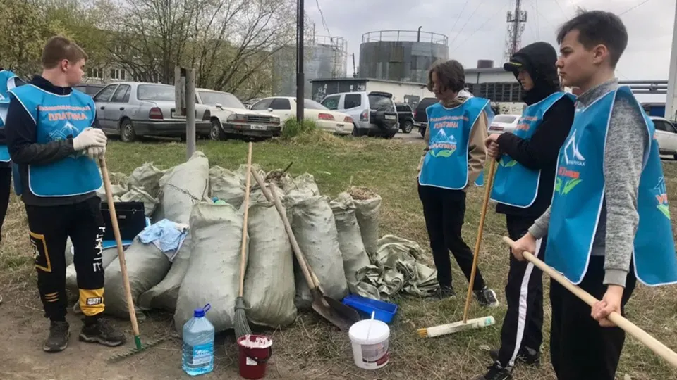 Омбудсмены предлагают расширить возможности официальной занятости несовершеннолетних: опрос показывает поддержку у 78% россиян на фоне острого дефицита кадров и роста числа подростков на рынке труда.